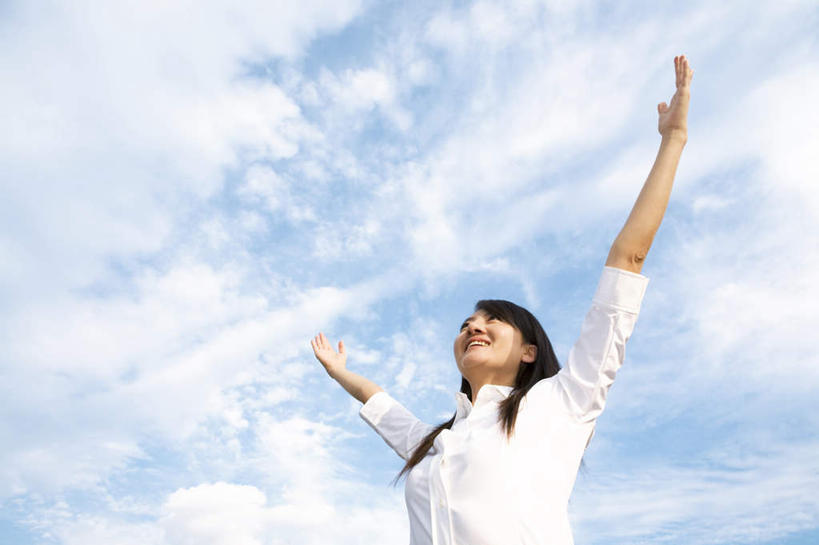 东方人,头发,一个人,站,举,笑,摸,微笑,露齿笑,横图,室外,白天,仰视,衬衫,旅游,度假,亚洲,仅一个年轻女性,仅一个女性,仅一个人,抚摸,阴影,光线,影子,云,云朵,云彩,注视,黄种人,娱乐,蓝色,白色,黑色,白云,蓝天,天空,阳光,天,观察,看,托,站着,享受,休闲,放松,观看,察看,关注,年轻女性,女人,女性,亚洲人,触摸,接触,举起,举手,举着,抬头,向上举,向上伸,向上托,仰头,站立,半身,彩图,低角度拍摄,衬衣