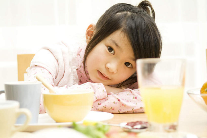 东方人,儿童,头发,一个人,客厅,坐,摸,横图,室内,白天,正面,幸福,纯洁,餐桌,茶,桌子,杯子,餐具,亚洲,仅一个女性,仅一个人,撑,抚摸,阴影,服装,光线,碟子,盘,影子,墙,一杯,扭头,托腮,休闲装,黄种人,娱乐,墙壁,墙面,饮料,小孩,衣服,白色,黑色,阳光,盘子,水杯,碟,碗,靠,靠着,托,倚靠,转头,仅一个小孩,享受,休闲,温馨,休闲服,放松,可爱,乐趣,童年,童趣,服饰,餐台,柠檬茶,起居室,撑着,舒适,倚着,托下巴,童真,烂漫,无邪,天真,女孩,女人,女性,亚洲人,孩子,茶杯,进餐用具,烹调用具,触摸,接触,坐着,半身,彩图,女生