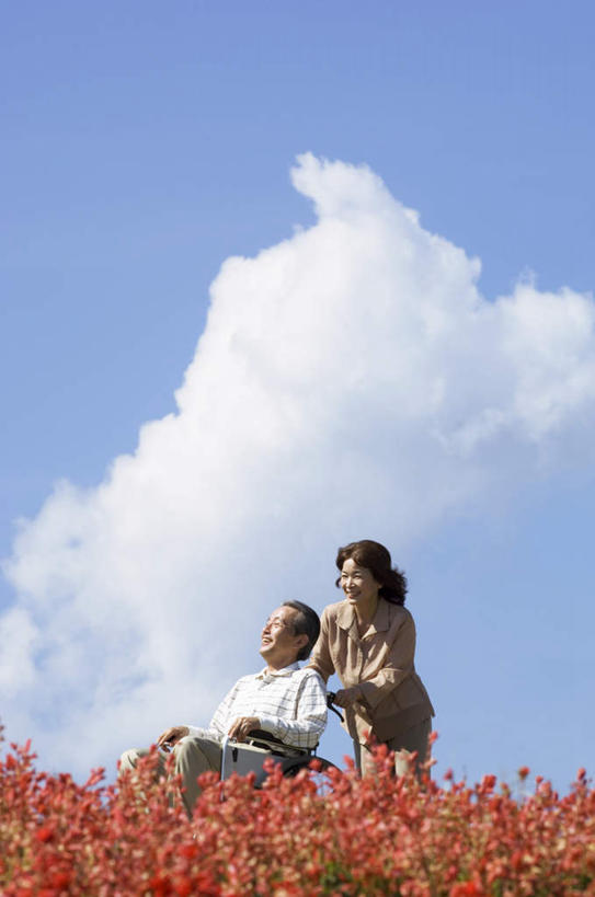 东方人,头发,两个人,家庭,夫妻,站,坐,走,推,笑,摸,微笑,露齿笑,竖图,室外,白天,仰视,爱情,旅游,度假,亚洲,抚摸,阴影,服装,盛开,光线,影子,云,云朵,浪漫,花蕾,云彩,注视,休闲装,黄种人,娱乐,花,花瓣,花朵,鲜花,衣服,红色,蓝色,白色,黑色,白云,蓝天,天空,阳光,天,花苞,花蕊,观察,看,靠,靠着,倚靠,站着,享受,休闲,温暖,温馨,一家人,休闲服,恩爱,放松,恋人,服饰,观看,和睦,察看,倚着,关注,老年男性,老年女性,男人,男性,女人,女性,亚洲人,夫妇,情侣,步行,触摸,接触,散步,站立,走路,坐着,彩图,低角度拍摄,全身,伴侣,融洽