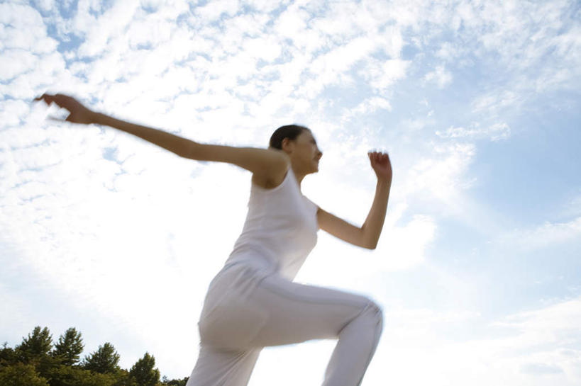 东方人,头发,一个人,站,笑,微笑,露齿笑,横图,室外,白天,仰视,锻炼,旅游,度假,运动,植物,亚洲,仅一个年轻女性,仅一个女性,仅一个人,阴影,服装,光线,影子,云,云朵,云彩,注视,休闲装,黄种人,娱乐,树,树木,衣服,蓝色,绿色,白色,黑色,白云,蓝天,天空,阳光,自然,天,观察,看,站着,张嘴,享受,休闲,休闲服,放松,服饰,生长,成长,观看,察看,关注,张大嘴巴,体育,年轻女性,女人,女性,亚洲人,张开嘴,站立,半身,彩图,低角度拍摄,健身