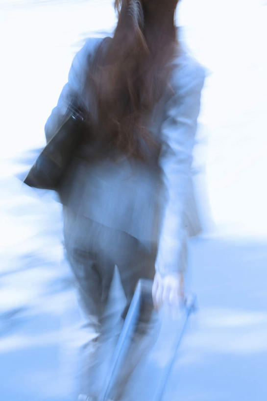 东方人,头发,一个人,商务人士,商务女性,站,走,笑,微笑,露齿笑,竖图,室外,白天,衬衫,亚洲,仅一个年轻女性,仅一个女性,仅一个人,阴影,套装,朦胧,模糊,光线,包,拉杆箱,旅行箱,皮包,影子,领带,拎,注视,黄种人,一个,背面,黑色,阳光,行李箱,箱子,观察,看,站着,观看,出差,单肩包,察看,关注,商务装,工薪阶层,年轻女性,女人,女性,亚洲人,长发,白领,上班族,步行,散步,站立,走路,半身,彩图,衬衣,旅行,拎着