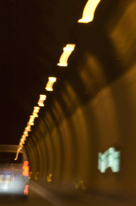 竖图,室内,白天,正面,旅游,度假,道路,路,公路,汽车,照明,一辆,一排,许多,阴影,朦胧,模糊,整齐,反射,隧道,壁灯,影子,墙,灯光,交通,娱乐,墙壁,墙面,车,灯,排列,灯具,交通工具,轿车,驾驶,行驶,享受,休闲,放松,操纵,照亮,控制,照明设备,队列,载具,操控,把持,马路,半身,彩图