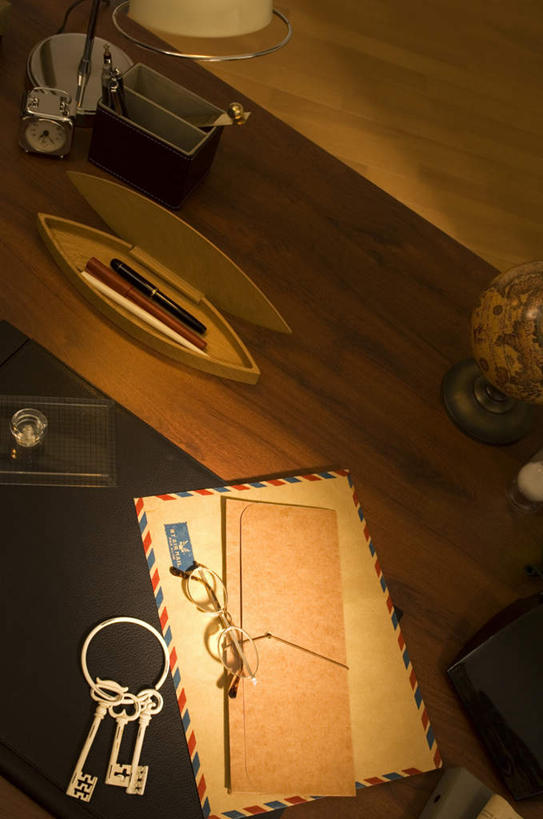 无人,竖图,俯视,室内,白天,安全,仪器,海洋,台灯,桌子,地图,照明,传递,网格,信息,笔,地球仪,线条,信封,邮件,世界地图,地球,陆地,灯光,办公用品,防护,钢笔,钥匙,联系,全球,书桌,邮筒,邮箱,灯,球,文具,经纬线,课桌,模型,学习用品,灯具,球体,联络,邮递,通信,地理,国家,信件,保护,文具用品,照亮,两支,大陆,世界,开启,照明设备,封闭,保险,纬线,私密,版图,邮政,经线,经纬仪,地理学,保全,周全,安稳,安定,防盗,平安,彩图,高角度拍摄,大洋,大洲