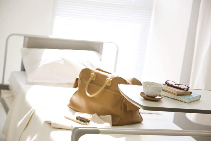 点心,无人,横图,俯视,室内,白天,下午茶,窗帘,床,靠垫,卧室,杯子,餐具,书籍,一本,一块,阴影,光线,包,瓷器,碟子,盘,皮包,影子,墙,食品,床单,咖啡杯,靠枕,陶瓷制品,被子,墙壁,墙面,食物,糕点,一个,阳光,盘子,垫子,碟,枕头,单人床,单个,单肩包,被单,瓷杯,书,图书,彩图,高角度拍摄,睡房,卧房,蛋糕