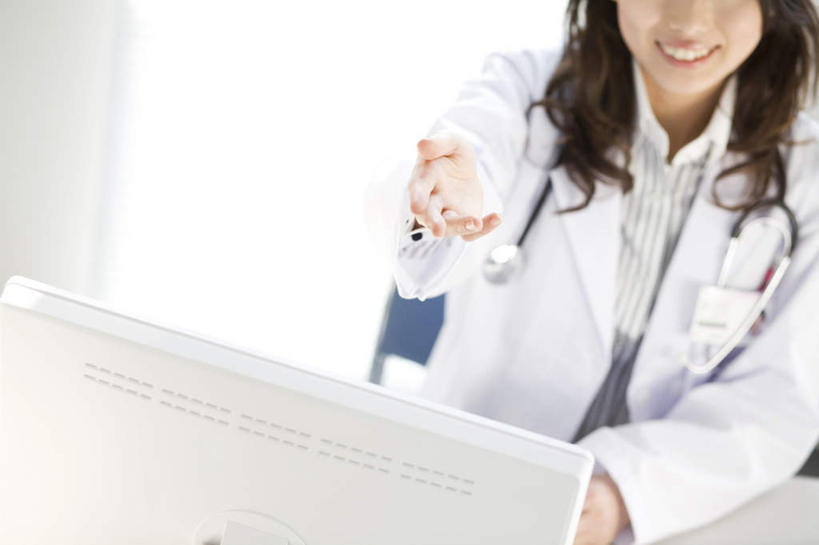 东方人,头发,一个人,医生,坐,举,笑,摸,微笑,露齿笑,横图,俯视,室内,白天,电脑,显示器,鼠标,键盘,窗户,落地窗,亚洲,仅一个年轻女性,仅一个女性,仅一个人,抚摸,握,阴影,光线,网络,影子,墙,拿,拿着,注视,黄种人,输入设备,通讯设备,玻璃窗,墙壁,墙面,黑色,阳光,观察,看,靠,靠着,托,倚靠,医护人员,医疗人员,台式电脑,握着,观看,一台,察看,倚着,白大褂,关注,通信设备,输出设备,年轻女性,女人,女性,亚洲人,长发,大夫,触摸,接触,举起,举手,举着,向上举,向上伸,向上托,坐着,半身,彩图,高角度拍摄