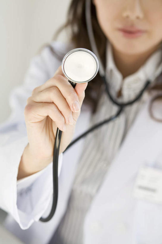 东方人,手,头发,一个人,医生,站,举,摸,竖图,俯视,室内,特写,白天,亚洲,仅一个年轻女性,仅一个女性,仅一个人,抚摸,握,朦胧,模糊,拿,拿着,黄种人,一个,黑色,听诊器,托,站着,医护人员,医疗人员,手部,握着,单个,医疗设备,白大褂,年轻女性,女人,女性,亚洲人,长发,大夫,触摸,接触,举起,举手,举着,向上举,向上伸,向上托,站立,半身,彩图,高角度拍摄