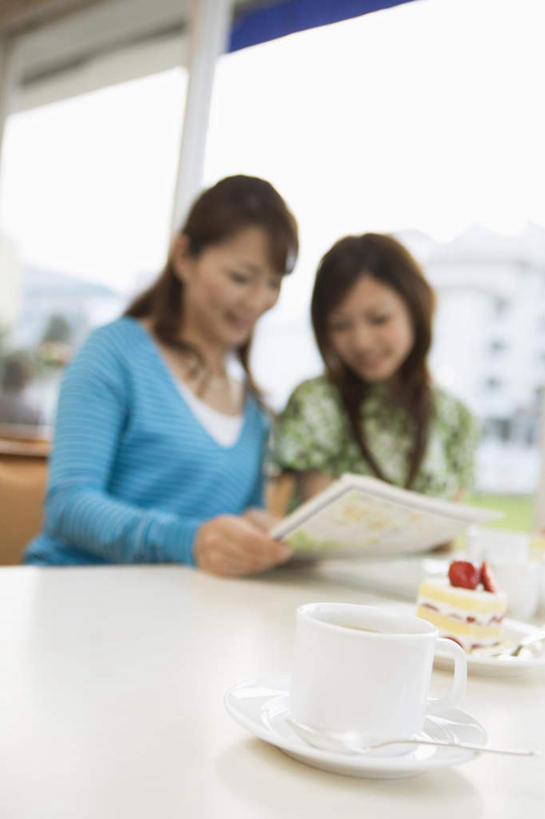 点心,东方人,头发,两个人,伙伴,朋友,餐厅,家,坐,捧,笑,摸,微笑,露齿笑,竖图,室内,白天,正面,下午茶,友谊,植物,窗户,落地窗,桌子,道路,杯子,餐具,地图,亚洲,一块,一张,抚摸,握,阴影,服装,朦胧,模糊,光线,信息,瓷器,碟子,盘,影子,办公桌,房屋,墙,屋子,食品,咖啡杯,陶瓷制品,交通,拿,拿着,注视,休闲装,黄种人,方向,楼房,玻璃窗,墙壁,墙面,住宅,树,树木,食物,糕点,衣服,蓝色,绿色,黑色,蓝天,天空,阳光,自然,盘子,碟,天,低头,观察,看,休闲,休闲服,握着,服饰,生长,成长,观看,引导,指引,察看,关注,瓷杯,友情,年轻女性,女人,女性,亚洲人,触摸,端,端着,接触,捧着,手捧,坐着,半身,彩图,房子,餐馆,饭店,饭馆,导航,蛋糕