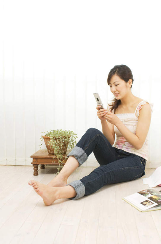 东方人,头发,一个人,坐,笑,摸,打电话,微笑,露齿笑,竖图,室内,白天,正面,植物,电话,手机,亚洲,仅一个年轻女性,仅一个女性,仅一个人,抚摸,敲打,握,阴影,服装,光线,盆栽,影子,墙,盆景,拿,拿着,抬腿,注视,休闲装,黄种人,输入,通讯设备,墙壁,墙面,衣服,绿色,白色,黑色,阳光,自然,打字,低头,观察,看,休闲,休闲服,握着,服饰,生长,成长,观看,点击,敲击,察看,关注,交流,按键,年轻女性,女人,女性,亚洲人,长发,触摸,沟通,接触,通话,坐着,彩图,全身