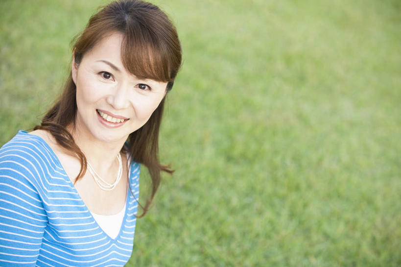 东方人,头发,一个人,坐,笑,摸,微笑,露齿笑,横图,俯视,室外,白天,旅游,度假,草地,草坪,植物,亚洲,仅一个年轻女性,仅一个女性,仅一个人,撑,抚摸,阴影,服装,朦胧,模糊,光线,影子,注视,休闲装,黄种人,娱乐,草,衣服,黄色,蓝色,绿色,阳光,观察,看,享受,休闲,休闲服,放松,服饰,观看,察看,撑着,关注,年轻女性,女人,女性,亚洲人,长发,触摸,接触,抬头,仰头,坐着,半身,彩图,高角度拍摄