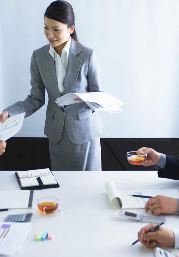 东方人,头发,同事,商务人士,商务男性,商务女性,办公室,站,坐,捧,笑,摸,说,微笑,露齿笑,竖图,俯视,室内,白天,衬衫,讨论,成功,合作,团队,集体,信心,计算器,杯子,亚洲,许多,抚摸,握,写,套装,开会,会议,传递,计算,科学,笔,材料,瓷器,档案,文件,墙,办公用品,咖啡杯,陶瓷制品,许多人,拿,拿着,注视,黄种人,队伍,墙壁,墙面,文具,一个,黑色,学习用品,资料,观察,记录,看,站着,一群人,握着,理财,财务,单个,观看,文具用品,察看,领导,成就,关注,数学,文档,瓷杯,商务装,合伙,领袖,工薪阶层,交流,男人,男性,年轻男性,年轻女性,女人,女性,亚洲人,白领,上班族,触摸,端,端着,沟通,讲话,交谈,接触,捧着,商讨,手捧,说话,谈话,站立,坐着,半身,彩图,高角度拍摄,衬衣