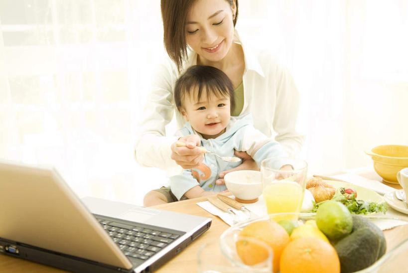 米饭,东方人,儿童,头发,两个人,家庭,母亲,女儿,客厅,坐,抱,笑,摸,微笑,露齿笑,横图,室内,白天,正面,纯洁,电脑,笔记本电脑,餐桌,桌子,柑橘,柠檬,餐具,水果,亚洲,许多,抚摸,握,阴影,服装,新鲜,光线,网络,碟子,盘,影子,勺子,生食,食品,果实,饭,拿,拿着,注视,休闲装,黄种人,通讯设备,食物,小孩,衣服,黄色,白色,阳光,盘子,调羹,碟,汤匙,碗,低头,观察,看,休闲,温暖,温馨,母女,一家人,休闲服,可爱,母爱,童年,童趣,握着,服饰,有机食品,绿色食品,餐台,抱着,观看,一台,五谷,和睦,察看,无线,起居室,搂着,关注,通信设备,无线网络,无线上网,便携式电脑,童真,烂漫,无邪,酸橙,天真,手提电脑,年轻女性,女孩,女人,女性,亚洲人,孩子,年轻人,进餐用具,烹调用具,益母果,柠果,橘子,桔子,橙子,橙,触摸,怀抱,接触,搂,搂抱,相抱,拥抱,坐着,半身,彩图,融洽,女生