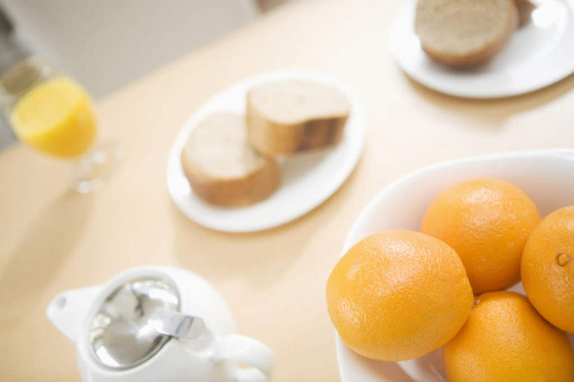 点心,面包,无人,横图,俯视,室内,特写,白天,幸福,茶,桌面,柠檬,餐具,水果,切开,阴影,朦胧,模糊,新鲜,光线,碟子,壶,盘,影子,勺子,生食,食品,面点,果实,一杯,娱乐,水壶,食物,糕点,饮料,黄色,阳光,盘子,茶壶,调羹,碟,汤匙,切,四个,享受,休闲,温馨,放松,乐趣,有机食品,绿色食品,柠檬茶,舒适,剖面,切面,益母果,柠果,彩图,高角度拍摄