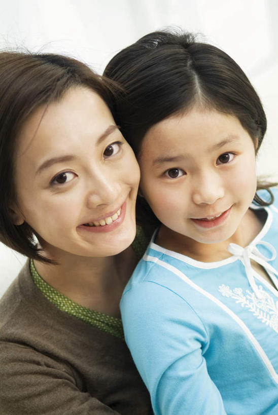 东方人,儿童,脸,头,脸颊,头发,两个人,家庭,母亲,女儿,站,抱,笑,摸,微笑,露齿笑,竖图,俯视,室内,白天,纯洁,亚洲,抚摸,服装,注视,休闲装,黄种人,小孩,衣服,蓝色,黑色,灰色,观察,看,站着,休闲,温暖,温馨,母女,一家人,休闲服,可爱,母爱,童年,童趣,服饰,抱着,观看,和睦,察看,搂着,关注,童真,烂漫,无邪,天真,年轻女性,女孩,女人,女性,亚洲人,孩子,年轻人,头部,长发,脸部,脸蛋,面部,触摸,怀抱,接触,搂,搂抱,抬头,相抱,仰头,拥抱,站立,半身,彩图,高角度拍摄,融洽,女生