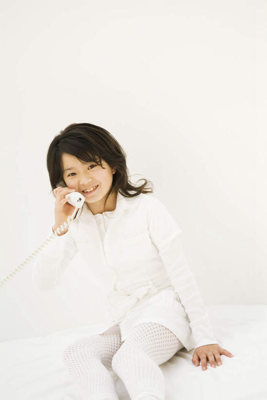 东方人,头发,一个人,坐,举,笑,摸,打电话,微笑,露齿笑,竖图,俯视,室内,白天,床,卧室,电话,手机,亚洲,仅一个年轻女性,仅一个女性,仅一个人,撑,抚摸,握,服装,床单,拿,拿着,扭头,注视,休闲装,黄种人,通讯设备,被子,衣服,白色,黑色,观察,看,托,转头,休闲,休闲服,握着,服饰,单人床,观看,察看,撑着,被单,关注,一部,交流,年轻女性,女人,女性,亚洲人,触摸,沟通,接触,举起,举手,举着,通话,向上举,向上伸,向上托,坐着,半身,彩图,高角度拍摄,睡房,卧房