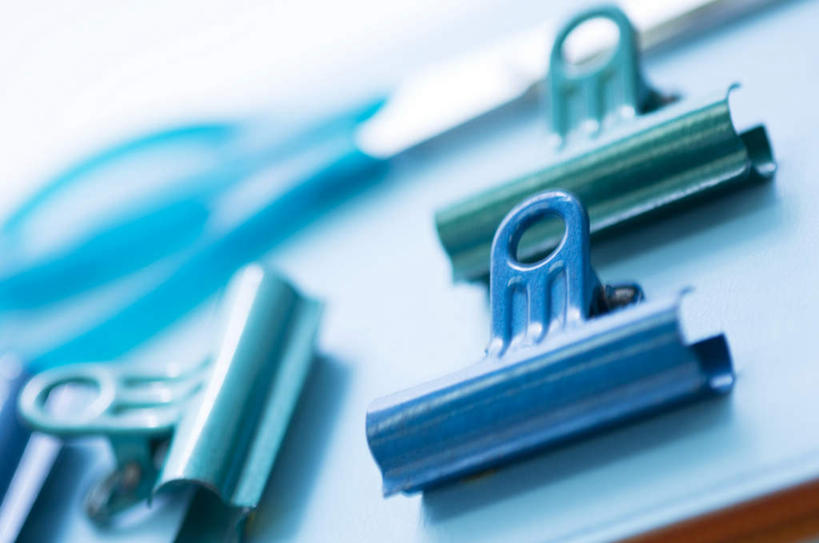 无人,横图,俯视,室内,特写,白天,桌面,一把,修剪,阴影,不锈钢,朦胧,模糊,光线,不锈钢制品,工具,剪刀,影子,三个,蓝色,绿色,阳光,夹子,裁剪,剪子,剪裁,切割,彩图,高角度拍摄