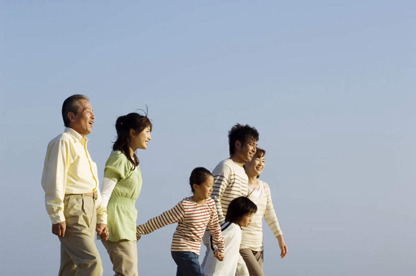 东方人,儿童,老年人,头发,夫妻,母亲,父亲,女儿,儿子,祖母,祖父,三代同堂,站,走,伸展双臂,握手,摸,横图,室外,白天,侧面,爱情,旅游,度假,纯洁,亚洲,一排,抚摸,阴影,服装,整齐,光线,影子,云,云朵,浪漫,云彩,注视,休闲装,黄种人,娱乐,祖孙三代,排列,小孩,衣服,粉色,蓝色,绿色,白色,黑色,白云,蓝天,天空,阳光,天,观察,看,站着,享受,休闲,温暖,温馨,父女,父子,母女,母子,休闲服,恩爱,放松,父爱,可爱,母爱,童年,童趣,恋人,服饰,奶奶,爷爷,观看,祖孙,和睦,察看,队列,关注,童真,烂漫,无邪,外婆,外孙女,外祖母,外公,外祖父,外孙,外孙子,天真,老年男性,老年女性,男孩,男人,男性,年轻男性,年轻女性,女孩,女人,女性,亚洲人,孩子,年轻人,夫妇,情侣,全家福,孙女,孙子,步行,敞开双臂,触摸,接触,拉手,散步,伸开双臂,手拉手,手握手,展开双肩,站立,张开手臂,张开双臂,走路,半身,彩图,伴侣,融洽,男生,女生,爸爸,多代同堂,妈妈