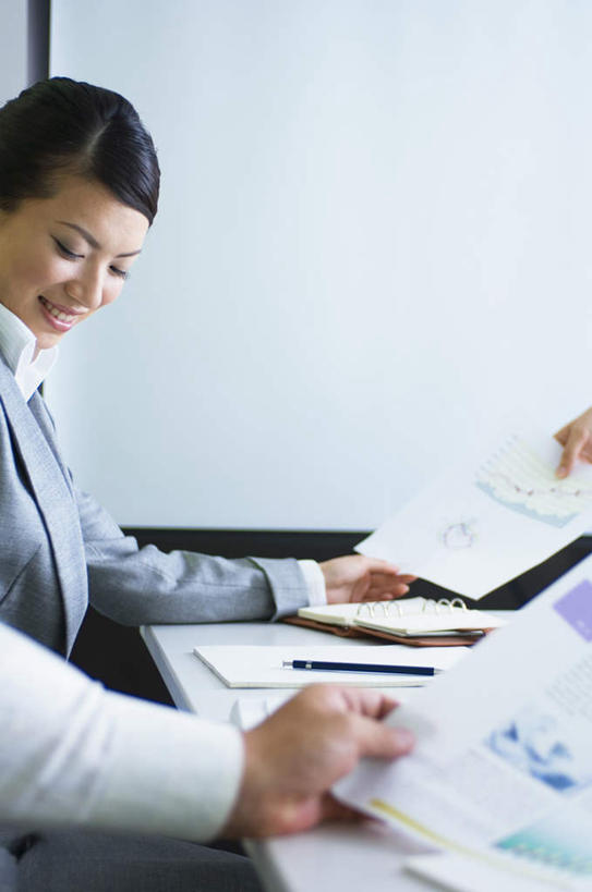 东方人,头发,三个人,同事,商务人士,商务男性,商务女性,办公室,站,坐,捧,笑,摸,微笑,露齿笑,竖图,俯视,室内,白天,衬衫,成功,合作,团队,集体,信心,桌子,亚洲,抚摸,握,套装,传递,笔,材料,档案,文件,办公桌,墙,办公用品,拿,拿着,注视,黄种人,队伍,墙壁,墙面,文具,黑色,学习用品,资料,低头,观察,看,站着,握着,观看,文具用品,察看,领导,成就,关注,文档,商务装,合伙,领袖,工薪阶层,男人,男性,年轻男性,年轻女性,女人,女性,亚洲人,长发,白领,上班族,触摸,端,端着,接触,捧着,手捧,站立,坐着,半身,彩图,高角度拍摄,衬衣