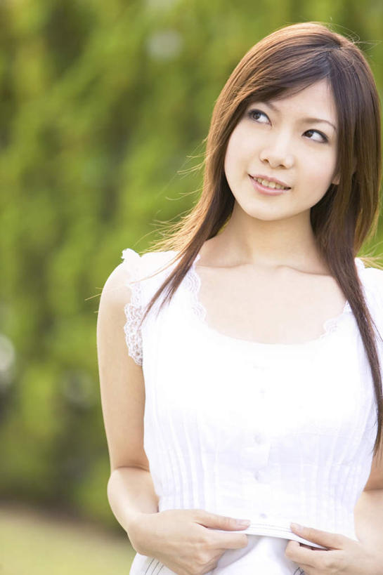 东方人,头发,一个人,站,笑,微笑,露齿笑,竖图,室外,白天,正面,旅游,度假,草地,草坪,美景,植物,亚洲,仅一个年轻女性,仅一个女性,仅一个人,阴影,服装,朦胧,模糊,光线,影子,景观,扭头,注视,休闲装,黄种人,娱乐,草,树,树木,衣服,绿色,白色,黑色,阳光,自然,观察,看,站着,转头,享受,休闲,休闲服,景色,放松,服饰,生长,成长,观看,察看,关注,自然风光,年轻女性,女人,女性,亚洲人,长发,站立,半身,彩图