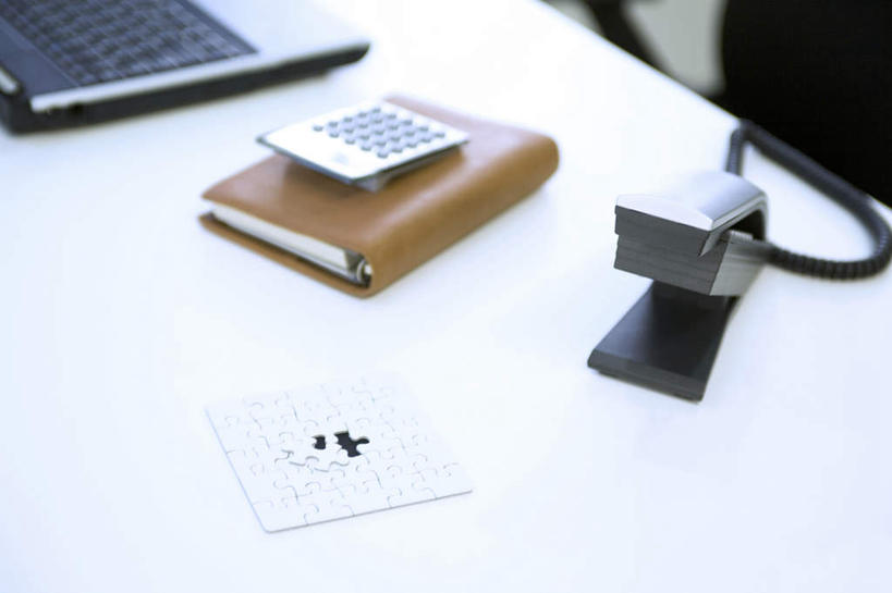 无人,打电话,横图,俯视,室内,特写,白天,计算器,电脑,笔记本电脑,桌子,静物,电话,手机,椅子,一本,朦胧,模糊,计算,科学,网络,办公桌,褐色,办公用品,记事本,通讯设备,本子,笔记本,理财,财务,无线,数学,通信设备,无线网络,无线上网,便携式电脑,交流,手提电脑,沟通,通话,彩图,高角度拍摄