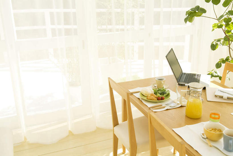 无人,客厅,横图,俯视,室内,白天,早餐,电脑,笔记本电脑,植物,餐桌,窗帘,地板,桌子,蔬菜,西红柿,杯子,餐具,椅子,阴影,新鲜,光线,网络,瓷器,碟子,盘,盆栽,影子,木椅,生菜,莴苣,谷物,食品,咖啡杯,盆景,陶瓷制品,地面,一杯,通讯设备,美食,饮食,木地板,食物,黄色,绿色,白色,阳光,自然,盘子,碟,保健,有机食品,绿色食品,生长,餐布,成长,餐台,麦片,无线,起居室,橘子汁,瓷杯,通信设备,无线网络,燕麦片,无线上网,便携式电脑,春菜,鹅仔菜,莴仔菜,千金菜,叶用莴苣,手提电脑,樱桃番茄,圣女果,番茄,彩图,高角度拍摄