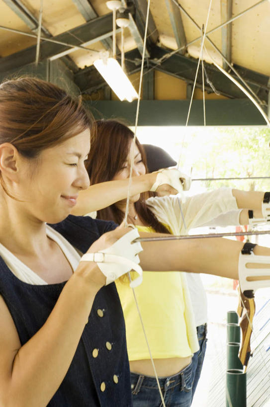 东方人,头发,三个人,伙伴,朋友,站,拉,闭眼,笑,摸,微笑,露齿笑,竖图,室外,白天,侧面,旅游,度假,游戏,友谊,射箭,植物,玩具,亚洲,一排,抚摸,握,服装,整齐,弓箭,瓦片,墙,屋檐,拿,玩,拿着,注视,休闲装,黄种人,娱乐,檐,墙壁,墙面,树,树木,排列,衣服,黄色,蓝色,绿色,蓝天,天空,自然,天,观察,看,站着,享受,休闲,休闲服,放松,益智,握着,服饰,生长,成长,观看,活动,扯,察看,队列,发泄,关注,消遣,智力,宣泄,友情,年轻女性,女人,女性,亚洲人,闭眼睛,闭着眼,闭着眼睛,触摸,接触,玩耍,嬉戏,站立,半身,彩图