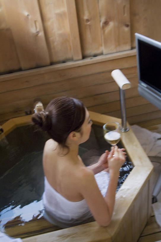 东方人,头发,一个人,坐,举,笑,摸,微笑,露齿笑,竖图,俯视,室内,白天,浴袍,按摩,美容,水,杯子,亚洲,仅一个年轻女性,仅一个女性,仅一个人,抚摸,喝,护肤,握,阴影,波纹,光线,液体,影子,墙,水滴,拿,拿着,扭头,注视,黄种人,墙壁,墙面,白色,黑色,水纹,阳光,水杯,波浪,观察,看,托,转头,保养,享受,休闲,放松,握着,保健,温泉浴场,观看,察看,关注,养颜,年轻女性,女人,女性,亚洲人,茶杯,矿泉疗养地,触摸,接触,举起,举手,举着,向上举,向上伸,向上托,坐着,半身,彩图,高角度拍摄,汤帷子,浴衣,水疗