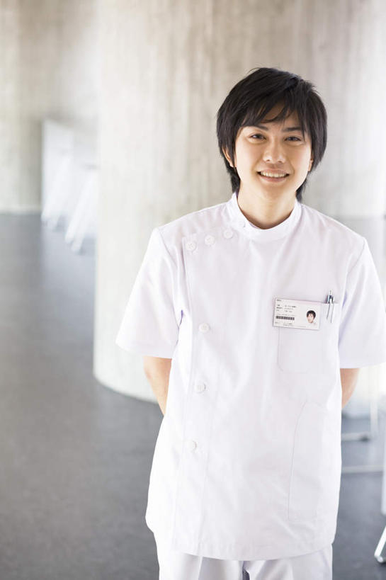 东方人,头发,一个人,医生,站,笑,微笑,露齿笑,竖图,室内,白天,正面,名片,亚洲,仅一个男性,仅一个人,阴影,光线,信息,影子,墙,联系,注视,黄种人,墙壁,墙面,仅一个年轻男性,黑色,阳光,卡片,观察,看,站着,医护人员,医疗人员,观看,察看,白大褂,关注,身份,名刺,名帖,交往,男人,男性,年轻男性,亚洲人,大夫,站立,半身,彩图,商业