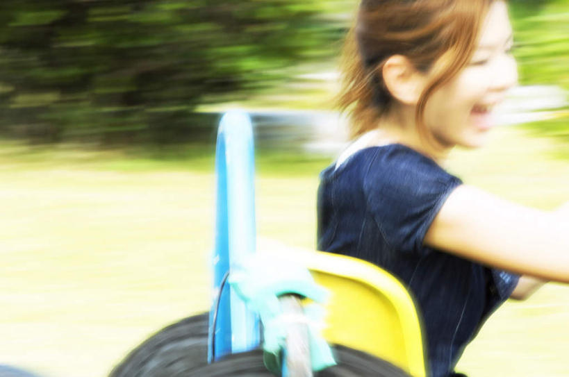 东方人,头发,一个人,坐,横图,室外,白天,侧面,旅游,度假,游戏,草地,草坪,植物,玩具,亚洲,仅一个年轻女性,仅一个女性,仅一个人,一辆,阴影,服装,朦胧,模糊,光线,影子,玩,注视,休闲装,黄种人,娱乐,草,树,树木,衣服,黄色,蓝色,绿色,阳光,自然,观察,驾驶,看,行驶,张嘴,享受,休闲,休闲服,放松,益智,服饰,生长,成长,观看,活动,操纵,控制,察看,发泄,关注,消遣,智力,张大嘴巴,卡丁车,操控,宣泄,把持,年轻女性,女人,女性,亚洲人,张开嘴,玩耍,嬉戏,坐着,半身,彩图