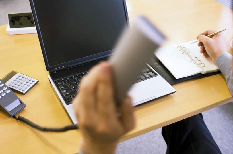 东方人,手,一个人,商务人士,商务男性,办公室,举,摸,打电话,横图,俯视,室内,白天,衬衫,计算器,电脑,笔记本电脑,桌子,电话,手机,椅子,亚洲,仅一个男性,仅一个人,抚摸,握,写,套装,朦胧,模糊,计算,科学,网络,笔,办公桌,办公用品,记事本,拿,拿着,黄种人,通讯设备,文具,仅一个年轻男性,本子,笔记本,学习用品,记录,托,手部,握着,理财,财务,文具用品,无线,数学,通信设备,商务装,无线网络,无线上网,便携式电脑,工薪阶层,一部,交流,手提电脑,男人,男性,年轻男性,亚洲人,白领,上班族,触摸,沟通,接触,举起,举手,举着,通话,向上举,向上伸,向上托,半身,彩图,高角度拍摄,衬衣