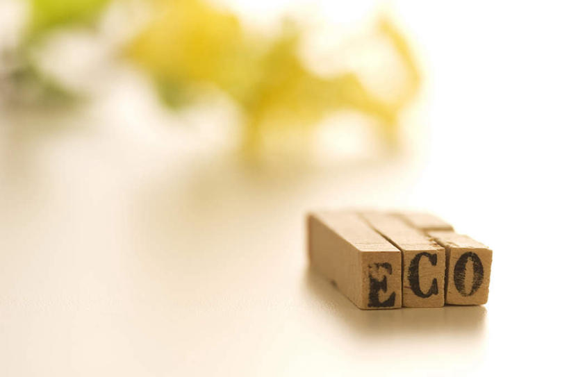 无人,横图,俯视,室内,特写,白天,桌面,静物,一排,阴影,朦胧,模糊,整齐,盛开,光线,木制,英文,标志,文字,影子,字符,字母,花蕾,标识,花,花瓣,花朵,鲜花,排列,三个,黄色,黑色,阳光,木制品,花苞,花蕊,英文字母,印章,队列,橡皮章,彩图,高角度拍摄