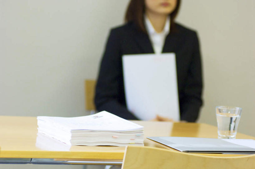 东方人,头发,一个人,商务人士,商务女性,办公室,坐,捧,摸,横图,室内,白天,正面,衬衫,桌子,杯子,椅子,亚洲,仅一个年轻女性,仅一个女性,仅一个人,抚摸,握,套装,朦胧,模糊,材料,档案,文件,办公桌,木椅,领带,拿,拿着,黄种人,黑色,纸制品,资料,靠,靠着,倚靠,握着,纸杯,倚着,一次性杯子,文档,商务装,工薪阶层,年轻女性,女人,女性,亚洲人,白领,上班族,触摸,端,端着,接触,捧着,手捧,坐着,半身,彩图,衬衣