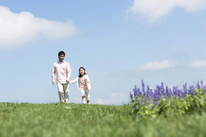 东方人,儿童,头发,两个人,家庭,父亲,女儿,站,走,握手,摸,横图,室外,白天,正面,旅游,度假,纯洁,草地,草坪,植物,亚洲,抚摸,阴影,服装,盛开,光线,影子,云,云朵,花蕾,云彩,注视,休闲装,黄种人,娱乐,草,花,花瓣,花朵,鲜花,小孩,衣服,蓝色,绿色,紫色,白色,黑色,白云,蓝天,天空,阳光,香草,天,花苞,花蕊,薰衣草,观察,看,站着,享受,休闲,温暖,温馨,父女,一家人,休闲服,放松,父爱,可爱,童年,童趣,服饰,观看,和睦,察看,关注,童真,烂漫,无邪,灵香草,黄香草,天真,男人,男性,年轻男性,女孩,亚洲人,孩子,年轻人,步行,触摸,接触,拉手,散步,手拉手,手握手,站立,走路,彩图,全身,融洽,女生
