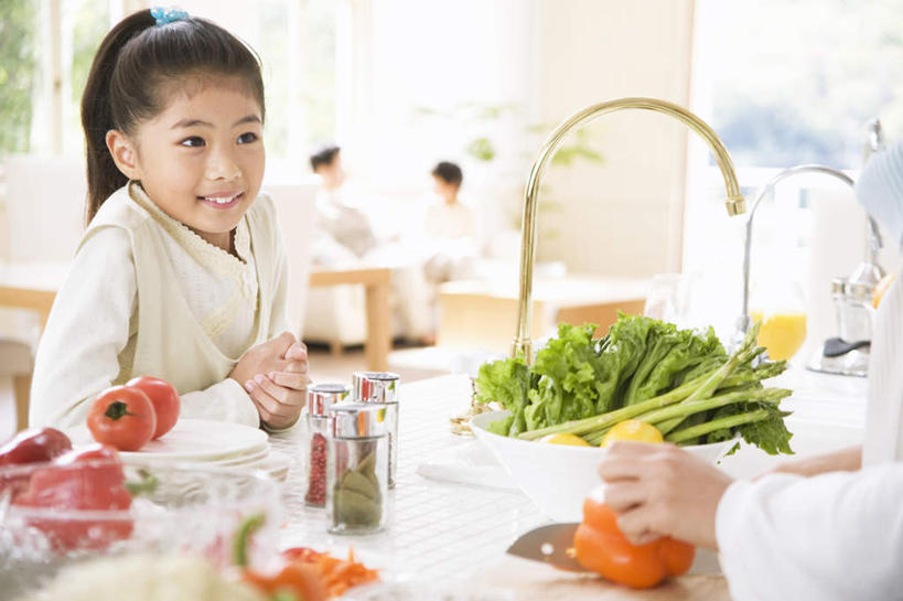 东方人,儿童,四个人,家庭,夫妻,母亲,父亲,女儿,儿子,横图,室内,白天,正面,爱情,纯洁,植物,厨房,柜子,辣椒,蔬菜,西红柿,杯子,餐具,亚洲,一排,许多,阴影,朦胧,模糊,新鲜,整齐,反射,碟子,壶,盘,水龙头,影子,墙,水池,生菜,莴苣,食品,浪漫,黄种人,墙壁,墙面,水壶,树,树木,食物,排列,小孩,黄色,绿色,自然,盘子,茶壶,水杯,橱柜,碟,碗,温暖,温馨,父子,母女,一家人,恩爱,父爱,可爱,母爱,童年,童趣,恋人,有机食品,绿色食品,生长,成长,和睦,队列,彩椒,童真,烂漫,无邪,辣角,红海椒,大椒,辣虎,广椒,春菜,鹅仔菜,莴仔菜,千金菜,叶用莴苣,天真,男孩,男人,男性,年轻男性,年轻女性,女孩,女人,女性,亚洲人,孩子,夫妇,情侣,茶杯,进餐用具,烹调用具,甜椒,柿子椒,辣子,海椒,番茄,番椒,灯笼椒,半身,彩图,灶间,伴侣,融洽,男生,女生