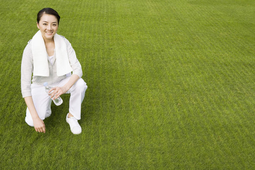 东方人,一个人,蹲,笑,摸,微笑,露齿笑,横图,俯视,室外,白天,旅游,度假,草地,草坪,植物,亚洲,仅一个年轻女性,仅一个女性,仅一个人,一条,撑,抚摸,握,阴影,服装,光线,影子,拿,拿着,注视,休闲装,黄种人,娱乐,草,一个,衣服,绿色,白色,阳光,瓶子,塑料制品,毛巾,矿泉水,观察,看,享受,休闲,休闲服,塑料瓶,放松,握着,服饰,单个,观看,察看,一瓶,撑着,关注,年轻女性,女人,女性,亚洲人,触摸,蹲着,接触,彩图,高角度拍摄,全身