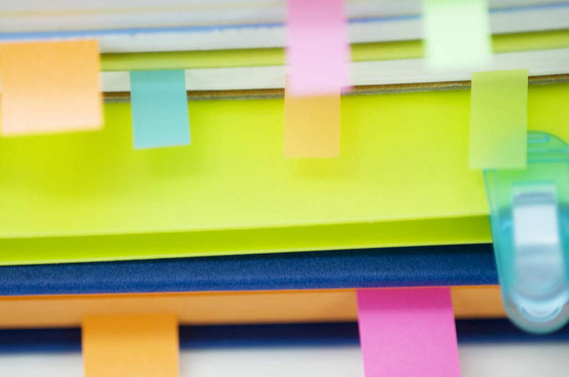 无人,横图,俯视,彩色,室内,特写,白天,白色背景,桌面,静物,书籍,一堆,一排,许多,阴影,堆叠,堆积,整齐,反射,标签,影子,记事本,排列,粉色,黄色,红色,蓝色,绿色,本子,笔记本,打开,摄影,影棚,堆,开启,队列,书,图书,彩图,高角度拍摄,影棚拍摄,拍摄