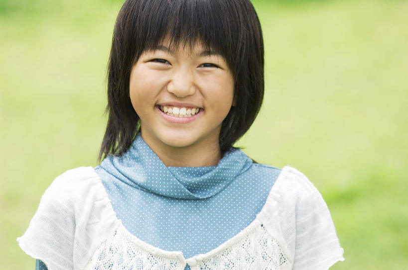 东方人,儿童,脸,头,脸颊,头发,一个人,站,笑,微笑,露齿笑,横图,室外,白天,正面,旅游,度假,纯洁,草地,草坪,植物,亚洲,仅一个女性,仅一个人,阴影,服装,朦胧,模糊,光线,影子,注视,休闲装,黄种人,娱乐,草,小孩,衣服,绿色,白色,黑色,阳光,观察,看,站着,仅一个小孩,享受,休闲,休闲服,放松,可爱,童年,童趣,服饰,观看,察看,愉悦,关注,童真,烂漫,无邪,天真,女孩,女人,女性,亚洲人,孩子,头部,长发,脸部,脸蛋,面部,站立,半身,彩图,开心,女生