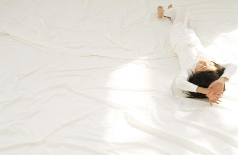 东方人,一个人,躺,举,笑,摸,微笑,露齿笑,横图,俯视,室内,白天,床,卧室,亚洲,仅一个年轻女性,仅一个女性,仅一个人,抚摸,阴影,服装,褶皱,光线,影子,床单,抬腿,注视,休闲装,黄种人,被子,衣服,白色,阳光,观察,看,托,休闲,休闲服,服饰,单人床,观看,察看,双手抱头,被单,关注,卧着,年轻女性,女人,女性,亚洲人,触摸,接触,举起,举手,举着,躺着,卧,向上举,向上伸,向上托,彩图,高角度拍摄,全身,睡房,卧房