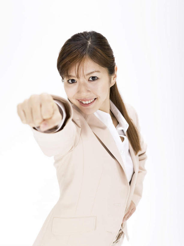 东方人,头发,一个人,商务人士,商务女性,站,举,笑,微笑,露齿笑,竖图,室内,白天,白色背景,正面,衬衫,亚洲,仅一个年轻女性,仅一个女性,仅一个人,握,套装,领带,注视,黄种人,鼓励,手叉腰,黑色,叉腰,观察,加油,看,手势,托,握拳,站着,打气,握着,摄影,影棚,观看,察看,关注,鼓舞,商务装,工薪阶层,年轻女性,女人,女性,亚洲人,长发,白领,上班族,举起,举手,举着,抬头,向上举,向上伸,向上托,仰头,站立,半身,彩图,影棚拍摄,衬衣,拍摄