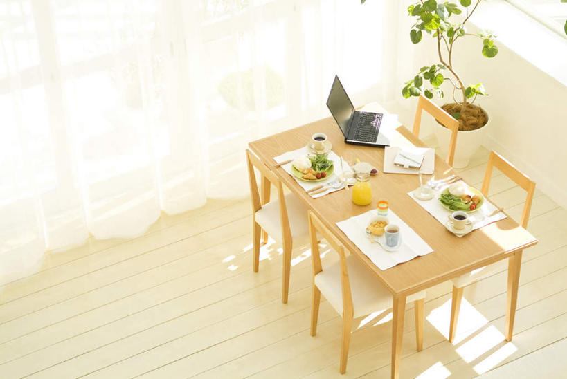 点心,果汁,无人,客厅,横图,俯视,室内,白天,电脑,笔记本电脑,植物,餐桌,窗户,地板,落地窗,桌子,蔬菜,西红柿,餐具,椅子,阴影,新鲜,光线,网络,碟子,盘,盆栽,影子,木椅,墙,生菜,莴苣,料理,食品,包子,面点,盆景,地面,一杯,通讯设备,馒头,美食,木地板,玻璃窗,墙壁,墙面,食物,绿色,阳光,自然,盘子,碟,碗,中式,有机食品,绿色食品,生长,成长,餐台,一台,无线,起居室,橘子汁,通信设备,无线网络,无线上网,便携式电脑,春菜,鹅仔菜,莴仔菜,千金菜,叶用莴苣,手提电脑,进餐用具,烹调用具,樱桃番茄,圣女果,番茄,彩图,高角度拍摄