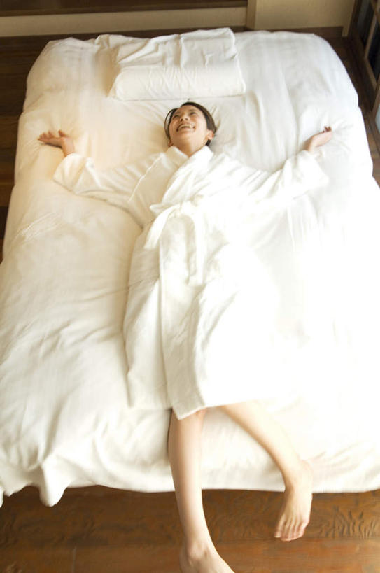 东方人,头发,一个人,躺,伸展双臂,笑,微笑,露齿笑,竖图,俯视,室内,白天,浴袍,床,地板,卧室,亚洲,仅一个年轻女性,仅一个女性,仅一个人,墙,床单,地面,注视,黄种人,被子,木地板,墙壁,墙面,黑色,观察,看,单人床,观看,察看,被单,关注,卧着,年轻女性,女人,女性,亚洲人,白鹅,敞开双臂,伸开双臂,躺着,卧,展开双肩,张开手臂,张开双臂,彩图,高角度拍摄,全身,汤帷子,浴衣,睡房,卧房