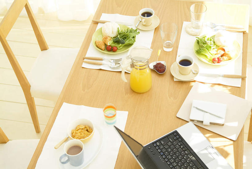 无人,横图,俯视,室内,白天,电脑,笔记本电脑,桌面,桌子,蔬菜,西红柿,杯子,椅子,阴影,新鲜,光线,网络,材料,瓷器,档案,文件,影子,办公桌,木椅,生菜,莴苣,食品,咖啡杯,陶瓷制品,一杯,通讯设备,食物,黄色,阳光,资料,有机食品,绿色食品,无线,文档,橘子汁,瓷杯,通信设备,无线网络,无线上网,便携式电脑,春菜,鹅仔菜,莴仔菜,千金菜,叶用莴苣,手提电脑,樱桃番茄,圣女果,番茄,彩图,高角度拍摄