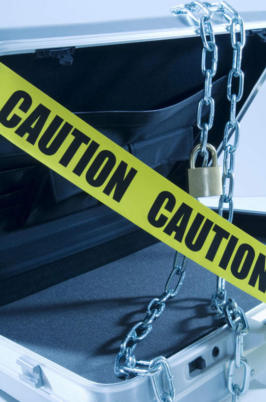 无人,竖图,俯视,室内,特写,白天,安全,桌子,手提箱,一把,一条,英文,标志,文字,字符,字母,办公桌,防护,警告,标识,锁,黄色,箱子,警示,英文字母,保护,禁止,封条,提醒,挂锁,提示,限制,保险,私密,密码箱,保全,周全,安稳,安定,防盗,平安,危险,彩图,高角度拍摄