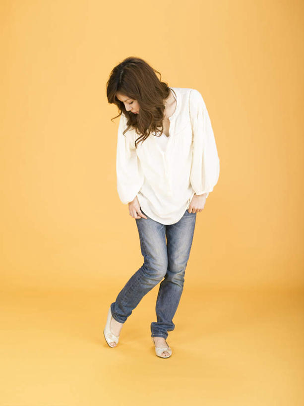 东方人,头发,一个人,站,竖图,室内,白天,正面,亚洲,仅一个年轻女性,仅一个女性,仅一个人,阴影,黄色背景,服装,裤子,反射,瓷砖,地砖,影子,地面,扭头,抬腿,注视,牛仔裤,休闲装,黄种人,衣服,黄色,蓝色,白色,低头,观察,看,站着,转头,休闲,休闲服,摄影,服饰,影棚,观看,踮脚,察看,关注,双手抄兜,双手放兜,年轻女性,女人,女性,亚洲人,长发,卷发,插兜,两手抄兜,两手放兜,手插兜,手放口袋,站立,彩图,全身,影棚拍摄,拍摄,手抄兜