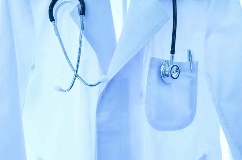 无人,横图,室内,特写,白天,正面,一副,悬挂,阴影,光线,笔,口袋,影子,办公用品,文具,一个,白色,阳光,听诊器,学习用品,一件,单个,文具用品,一支,医疗设备,白大褂,彩图