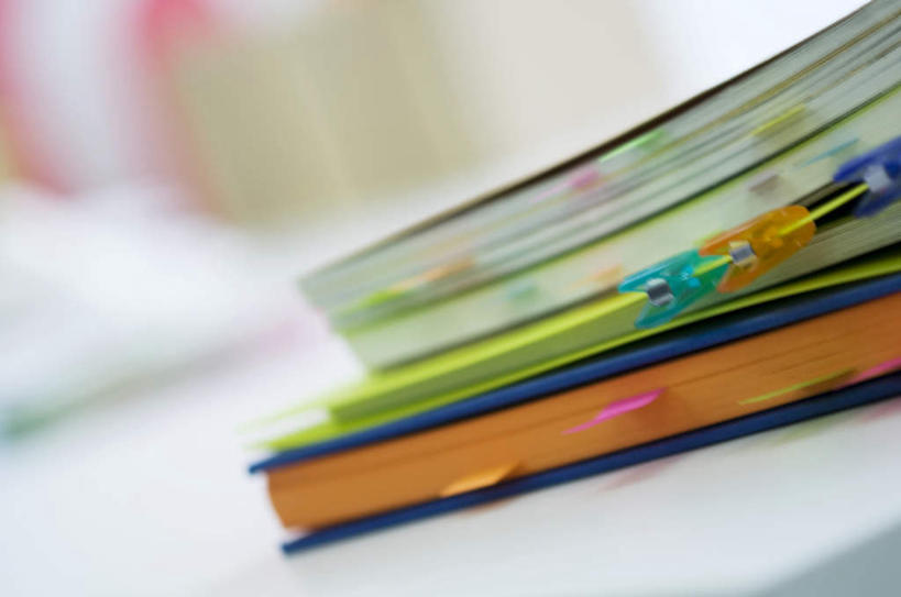 无人,横图,室内,特写,白天,正面,桌面,桌子,书籍,一排,阴影,朦胧,模糊,整齐,光线,影子,塑料,办公桌,排列,三个,黄色,蓝色,绿色,阳光,夹子,塑料制品,队列,书,图书,彩图