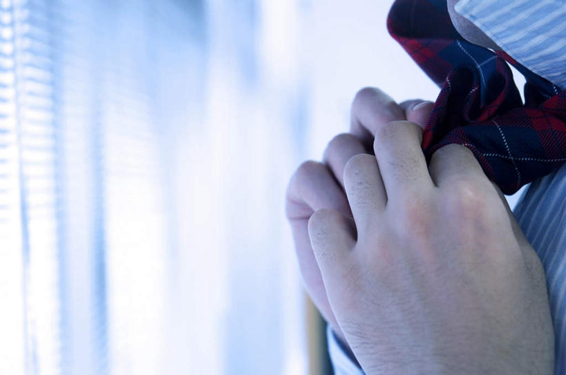 东方人,手,一个人,商务人士,商务男性,站,举,摸,横图,室内,特写,白天,侧面,衬衫,亚洲,仅一个男性,仅一个人,抚摸,条纹,套装,墙,领带,黄种人,墙壁,墙面,仅一个年轻男性,蓝色,托,站着,手部,系,象征,庄重,商务装,身份,工薪阶层,正式,地位,男人,男性,年轻男性,亚洲人,白领,上班族,触摸,接触,举起,举手,举着,向上举,向上伸,向上托,站立,半身,彩图,衬衣