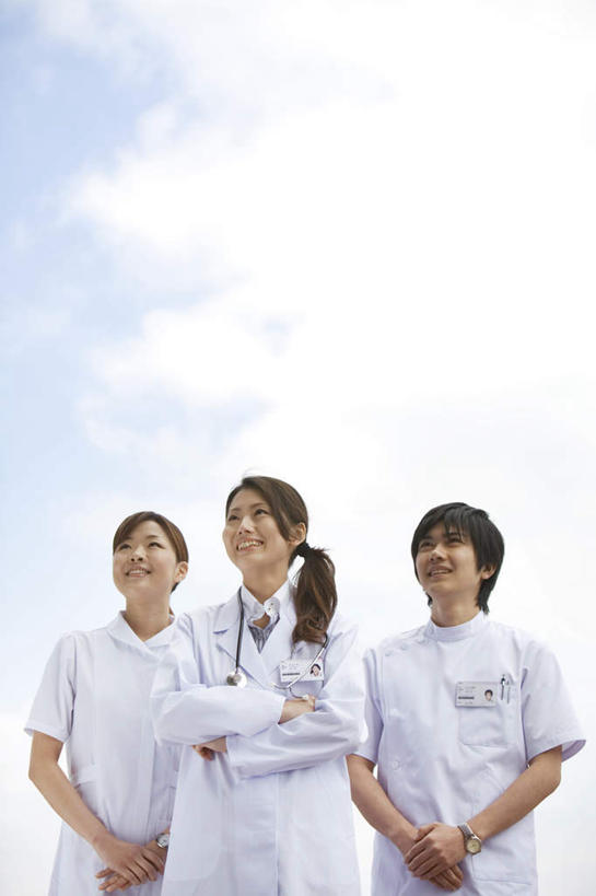 东方人,头发,三个人,伙伴,朋友,医生,站,笑,摸,双手交叉,微笑,露齿笑,竖图,室外,白天,仰视,旅游,度假,友谊,名片,亚洲,一排,抚摸,阴影,整齐,光线,信息,影子,云,云朵,联系,云彩,注视,黄种人,娱乐,排列,一个,蓝色,黑色,白云,蓝天,天空,阳光,卡片,听诊器,天,观察,看,站着,医护人员,医疗人员,享受,休闲,放松,单个,观看,察看,医疗设备,双手抱胸,白大褂,队列,关注,身份,名刺,名帖,交往,友情,男人,男性,年轻男性,年轻女性,女人,女性,亚洲人,大夫,触摸,接触,站立,半身,彩图,低角度拍摄,商业