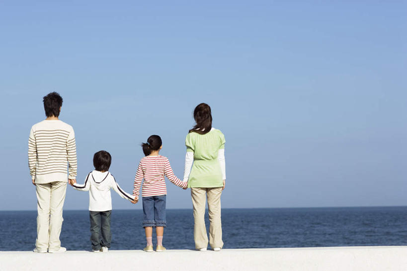 东方人,儿童,头发,四个人,家庭,夫妻,母亲,父亲,女儿,儿子,站,握手,笑,摸,微笑,露齿笑,横图,室外,白天,爱情,旅游,度假,纯洁,海浪,海洋,沙滩,亚洲,一排,抚摸,阴影,波纹,服装,整齐,光线,沙子,影子,海岸,浪花,沙地,浪漫,注视,休闲装,黄种人,娱乐,排列,小孩,背面,衣服,粉色,蓝色,绿色,白色,黑色,蓝天,水纹,天空,阳光,海水,波浪,天,观察,看,站着,享受,休闲,温暖,温馨,父女,母子,一家人,休闲服,恩爱,放松,父爱,可爱,母爱,童年,童趣,恋人,服饰,观看,和睦,察看,队列,关注,海景,童真,烂漫,无邪,天真,男孩,男人,男性,年轻男性,年轻女性,女孩,女人,女性,亚洲人,孩子,夫妇,情侣,大海,风浪,海,海水的波动,海滩,近岸浪,涌浪,触摸,接触,拉手,手拉手,手握手,站立,彩图,全身,伴侣,融洽,男生,女生