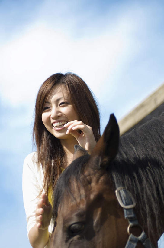 东方人,头发,一个人,站,笑,摸,微笑,露齿笑,竖图,室外,白天,正面,旅游,度假,牧场,马,野生动物,亚洲,仅一个年轻女性,仅一个女性,仅一个人,抚摸,阴影,服装,光线,影子,云,云朵,褐色,云彩,注视,休闲装,黄种人,娱乐,一匹,衣服,蓝色,白色,黑色,白云,蓝天,天空,阳光,动物,天,低头,观察,看,站着,享受,休闲,休闲服,放松,运输,服饰,牲畜,观看,察看,关注,年轻女性,女人,女性,亚洲人,长发,触摸,接触,站立,半身,彩图