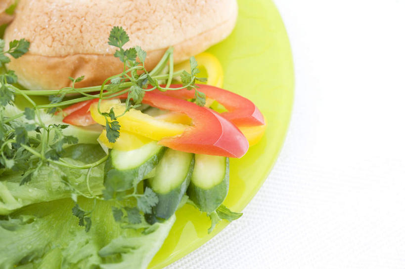 点心,面包,无人,横图,俯视,室内,特写,白天,白色背景,餐桌,桌子,黄瓜,辣椒,西红柿,餐具,一块,阴影,反射,碟子,盘,影子,生菜,莴苣,香菜,食品,面点,食物,糕点,黄色,红色,盘子,碟,摄影,影棚,餐台,彩椒,辣角,红海椒,大椒,辣虎,广椒,胡菜,香荽,原荽,园荽,芫荽,春菜,鹅仔菜,莴仔菜,千金菜,胡荽,莞荽,芫茜,芫蓿,莚葛草,莚荽菜,叶用莴苣,甜椒,柿子椒,青瓜,辣子,胡瓜,海椒,番茄,番椒,灯笼椒,彩图,高角度拍摄,影棚拍摄,拍摄